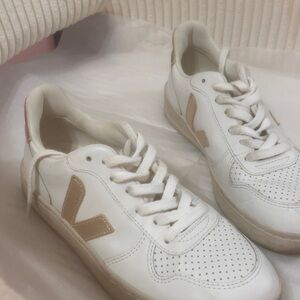 Veja Women's Cream and White Sneakers ◝(ᵔᗜᵔ)◜